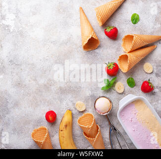 Selbstgemachte Erdbeer Banane Eiscreme Stockfoto