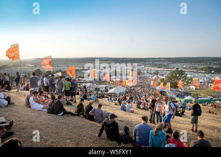 Menschenmassen über die Multifunktionsleiste Turm auf dem Glastonbury Festival 2019 in Pilton, Somerset Stockfoto