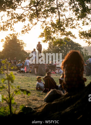 Massen an den Steinkreis, wie die Sonne auf dem Glastonbury Festival 2019 in Pilton, Somerset Stockfoto