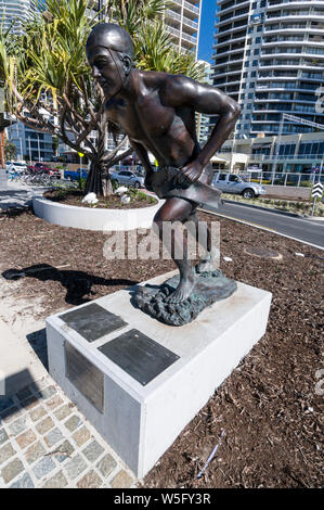 Eine Statue von Peter J. Lacey'Lacey. der Große", das ist der australische Surf Lifesaving Legende und eine Reihe von Goldmedaillen. Seine Statue ist auf der Es Stockfoto