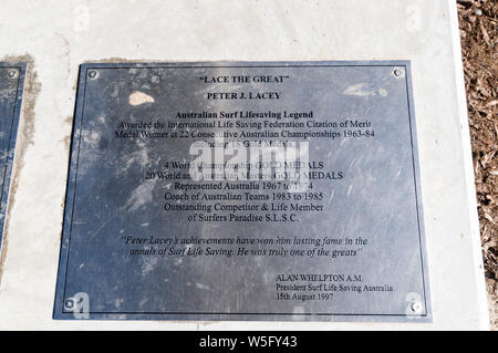 Eine Plakette an der Statue von Peter J. Lacey ‘Lacey. The Great’, der die Australian Surf Lifesaving Legend ist und eine Reihe von Goldmedaillen gewann. Stockfoto