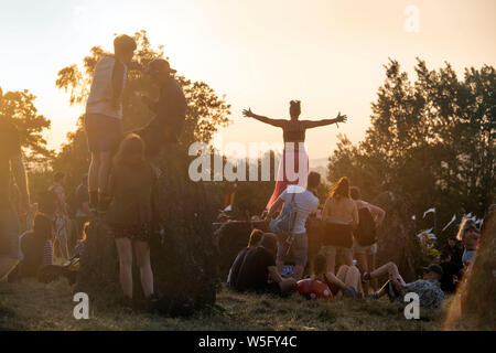 Massen an den Steinkreis, wie die Sonne auf dem Glastonbury Festival 2019 in Pilton, Somerset Stockfoto