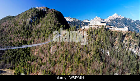 Österreich, Tirol. Naturparkregion Reutte, die Suspension Fußgängerbrücke Highline 179 (Tibet-Stil Fußgängerbrücke); die Ruinen der Burg Ehrenberg andfortress Schlosskopf; bg.: Gehrenspitze 2163 m Stockfoto