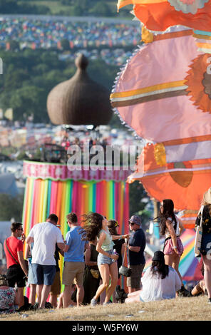 Menschenmassen über die Multifunktionsleiste Turm auf dem Glastonbury Festival 2019 in Pilton, Somerset Stockfoto