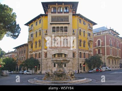 Italien, Rom, Coppedè district, Piazza del Mincio mit dem Palazzo del Ragno und Fontana delle Rane (Brunnen der frongs) Foto © Carlo Centofanti/Sin Stockfoto