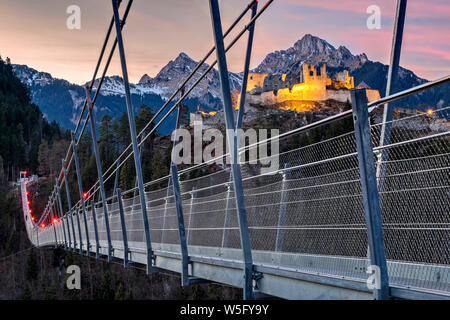 Österreich, Tirol. Naturparkregion Reutte, die Suspension Fußgängerbrücke Highline 179 (Tibet-Stil Fußgängerbrücke) und die Ruinen der Burg Ehrenberg; bg.: Gehrenspitze 2163 m Stockfoto