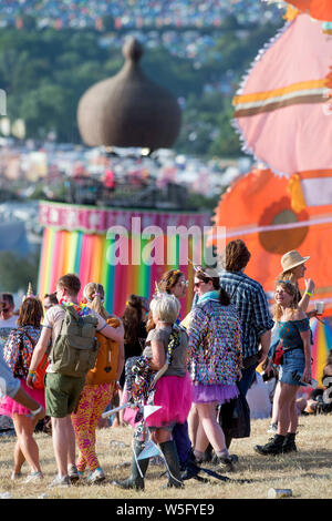 Menschenmassen über die Multifunktionsleiste Turm auf dem Glastonbury Festival 2019 in Pilton, Somerset Stockfoto