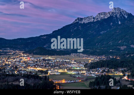 Österreich, Tirol. Naturparkregion Reutte, Reutte und den Lech Tal; bg.: Ammergauer Alpen und die Spitze des Mount Sauling 2047 m, Dämmerung Stockfoto