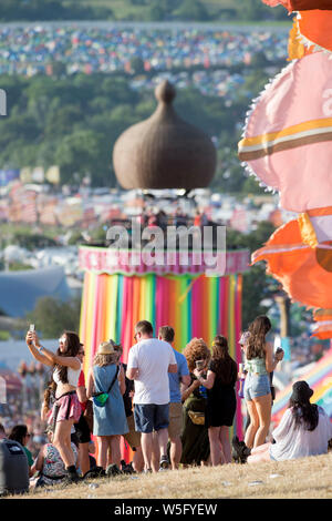 Menschenmassen über die Multifunktionsleiste Turm auf dem Glastonbury Festival 2019 in Pilton, Somerset Stockfoto