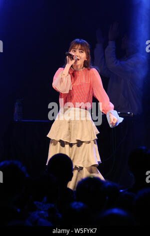 Japanische Sängerin und Songwriterin Maco führt während der 'Besten Liebe MACO TOUR 2019 in Asien' Konzert am 1875-79 Atelier in Taipei, Taiwan, 16. März 2019. Stockfoto