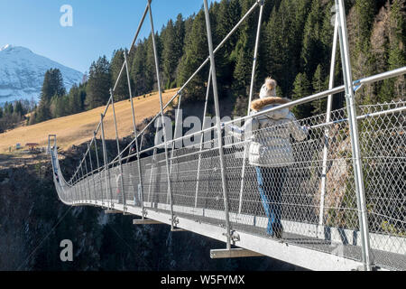 Österreich, Tirol. Naturparkregion Reutte, Lechtaler, Suspension Bridge Holzgau, die 200 Meter lange Brücke überquert Hohenbach Canyon mit unglaublichen 105 Meter über Boden Stockfoto