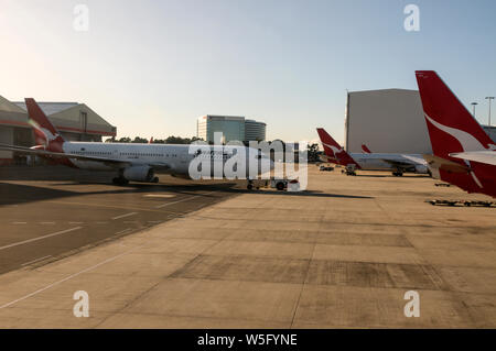 Eine Qantas Boeing 767 heraus gezogen wird für die Abfahrt auf einem Inlandsflug in Sydney (Kingsford Smith) Airport in der Nähe von Sydney in New South Wales, Australien Stockfoto