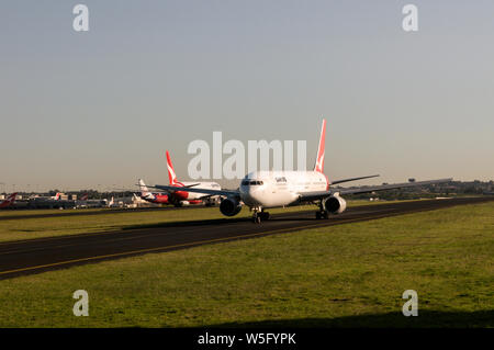 Eine Qantas Boeing 767 Besteuerung zu den wichtigsten Start- und Landebahn am Sydney (Kingsford Smith) Airport in der Nähe von Sydney in New South Wales, Australien Stockfoto