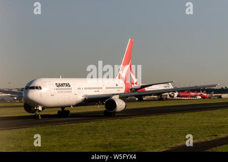Eine Qantas Boeing 767 rollt auf die Startbahn in Sydney (Kingsford Smith) Airport in der Nähe von Sydney in New South Wales, Australien Stockfoto