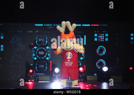 Das offizielle Maskottchen auf der Träume' wird dargestellt, auf dem roten Teppich für die Zeremonie für die 2019 FIBA Basketball-WM in Shenzhen City, South Stockfoto