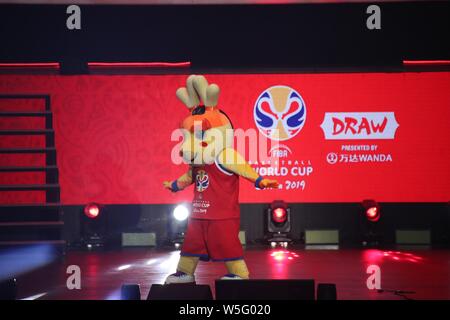 Das offizielle Maskottchen auf der Träume' wird dargestellt, auf dem roten Teppich für die Zeremonie für die 2019 FIBA Basketball-WM in Shenzhen City, South Stockfoto