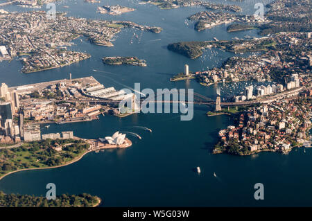 Luftaufnahme von Sydneys Wahrzeichen: North Shore, Circular Quay, Harbour Bridge, das Opernhaus und direkt unter, den Botanischen Garten in Sydney, Neue S Stockfoto