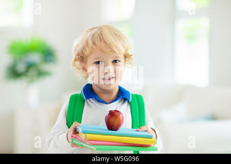 Kind wieder in die Schule gehen. Kid Vorbereitungen für den ersten Schultag nach Ferien. Kleiner Junge auf dem Weg zum Kindergarten oder in der Vorschule. Student Verpackung Stockfoto