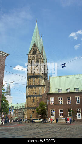 Bremen, Deutschland - 07. 23. 2015 - Blick auf die Stadt Kathedrale in der Altstadt, die Türme der historischen Dom Kirche, sonnigen Tag Stockfoto