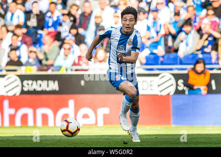 Wu Lei der RCD Espanyol dribbelt gegen FC Sevilla während ihrer 28. Runde der Liga Saison 2018-2019 an RCDE Stadion in Barcelona, Spanien, Stockfoto