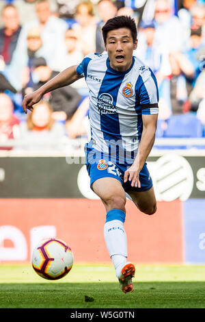 Wu Lei der RCD Espanyol dribbelt gegen FC Sevilla während ihrer 28. Runde der Liga Saison 2018-2019 an RCDE Stadion in Barcelona, Spanien, Stockfoto