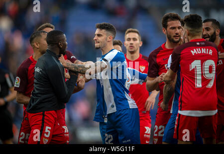 Mario Hermoso der RCD Espanyol, Mitte, Konflikte mit Spielern des FC Sevilla während ihrer 28. Runde der Liga Saison 2018-2019 an RCDE Stad Stockfoto