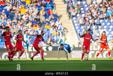 Mario Hermoso der RCD Espanyol, Mitte, wird zwischen den Spielern des FC Sevilla während ihrer 28. Runde der Liga Saison 2018-2019 an der RCD-shot Stockfoto