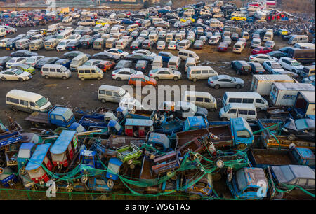 Luftaufnahme von verlassenen Fahrzeuge mit Form der Spielzeugautos in Nanjing Stadt, im Osten der chinesischen Provinz Jiangsu, 13. Dezember 2018. Stockfoto