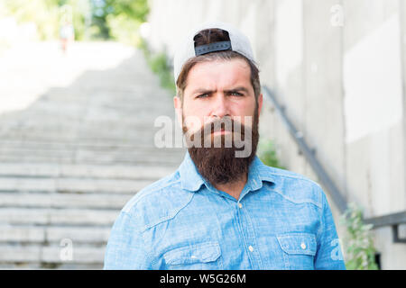 Gesichtsbehaarung Behandlung. Hipster mit Bart brutalen Kerl. Fashion Trend Bart Pflege. Brutalität und Schönheit. Männlichkeit Konzept. Friseur Bart Pflege. Gefühl manly. Styling Bart und Schnurrbart. Stockfoto