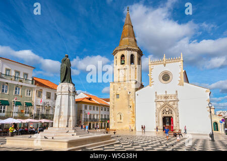 Kirche des Heiligen Johannes des Täufers und Gualdim Pais statue am Platz der Republik in Tomar. Portugal Stockfoto