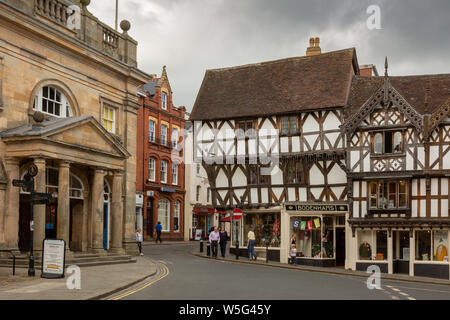 Blick auf die High Street und die Broad Street, Ludlow, mit dem Stadthaus ein Fachwerkhaus Gebäude, Ludlow, Shropshire, Großbritannien Stockfoto