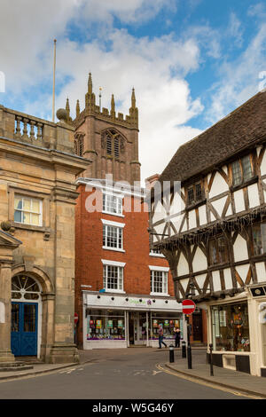 Blick auf die High Street und die Broad Street, Ludlow, mit dem Stadthaus ein Fachwerkhaus Gebäude, Ludlow, Shropshire, Großbritannien Stockfoto