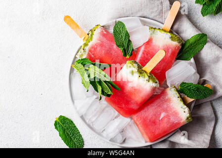 Hausgemachte Eis am Stiel in Form von Wassermelone Stockfoto