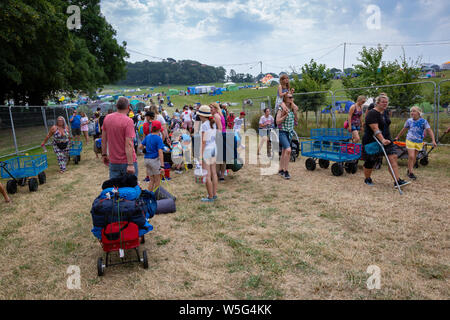 Leute anreisen, am ersten Tag des Lagers Bestival, Lulworth Castle Grounds, Dorset, Großbritannien Stockfoto