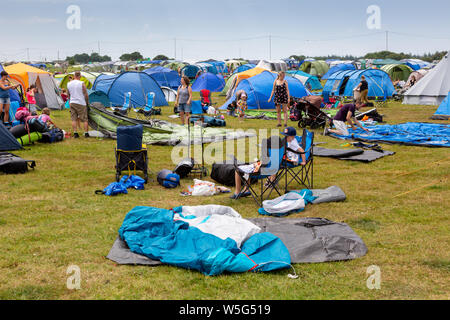 Festivalbesucher errichten ihre Zelte am ersten Tag des Lagers Bestival, Dorset, Großbritannien Stockfoto