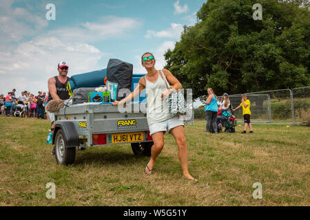 Leute anreisen, am ersten Tag des Lagers Bestival, Lulworth Castle Grounds, Dorset, Großbritannien Stockfoto