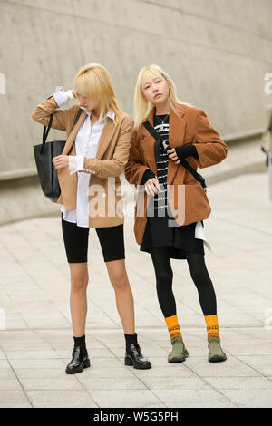 Trendige Frauen in modischen Outfits sind abgebildet auf der Straße während der 2019 Herbst/Winter Seoul Fashion Week in Seoul, Südkorea, 21. März 2019. Stockfoto