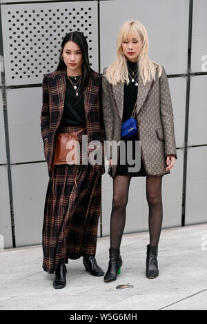 Trendige Frauen in modischen Outfits sind abgebildet auf der Straße während der 2019 Herbst/Winter Seoul Fashion Week in Seoul, Südkorea, 21. März 2019. Stockfoto