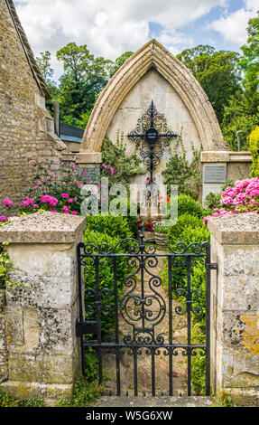 Das "Castle Combe war Memorial and Gates" - ein sehr hübsches und gut gepflegtes Gedenken an verlorene Dorfbewohner durch den Krieg Stockfoto