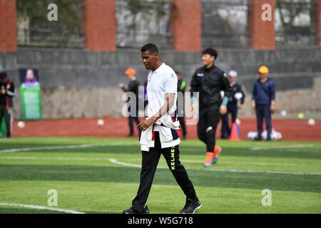 Brasilianische Fußballspieler Aldair spielt Fußball mit Studenten an einer Veranstaltung der IFDA Welt legenden Serie - Fußball-Legenden Schale - China 2019 im Che Stockfoto