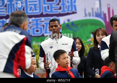 Brasilianische Fußballspieler Aldair spielt Fußball mit Studenten an einer Veranstaltung der IFDA Welt legenden Serie - Fußball-Legenden Schale - China 2019 im Che Stockfoto