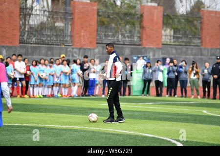 Brasilianische Fußballspieler Aldair spielt Fußball mit Studenten an einer Veranstaltung der IFDA Welt legenden Serie - Fußball-Legenden Schale - China 2019 im Che Stockfoto