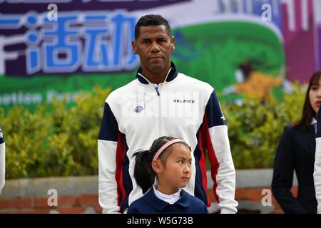 Brasilianische Fußballspieler Aldair spielt Fußball mit Studenten an einer Veranstaltung der IFDA Welt legenden Serie - Fußball-Legenden Schale - China 2019 im Che Stockfoto