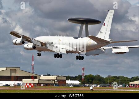 NATO AWACS Boeing E-3A Sentry in der Royal International Air Tattoo RIAT 2019 an RAF Fairford, Gloucestershire, Großbritannien anreisen Stockfoto