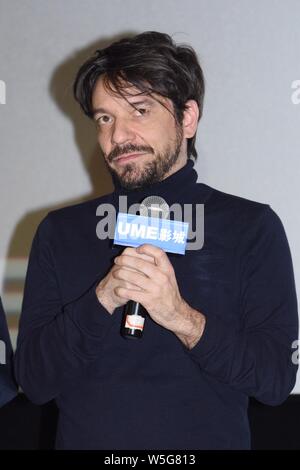 Spanische Drehbuchautor und Regisseur Oriol Paulo besucht eine Road Show für neuen Film 'Mirage' in Shanghai, China, 23. März 2019. Stockfoto