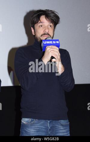 Spanische Drehbuchautor und Regisseur Oriol Paulo besucht eine Road Show für neuen Film 'Mirage' in Shanghai, China, 23. März 2019. Stockfoto