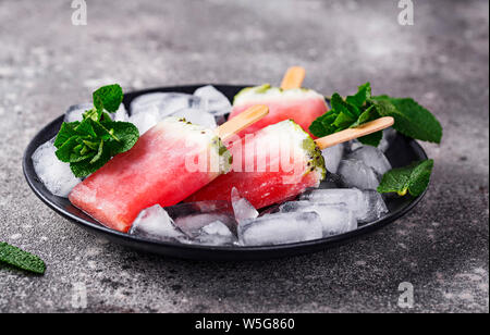 Hausgemachte Eis am Stiel in Form von Wassermelone Stockfoto