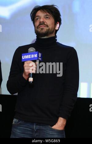 Spanische Drehbuchautor und Regisseur Oriol Paulo besucht eine Road Show für neuen Film 'Mirage' in Shanghai, China, 23. März 2019. Stockfoto