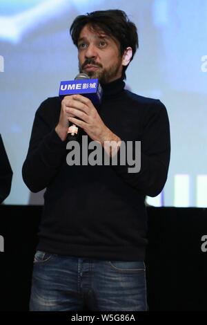 Spanische Drehbuchautor und Regisseur Oriol Paulo besucht eine Road Show für neuen Film 'Mirage' in Shanghai, China, 23. März 2019. Stockfoto