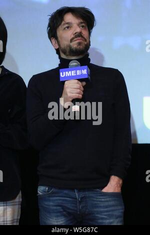 Spanische Drehbuchautor und Regisseur Oriol Paulo besucht eine Road Show für neuen Film 'Mirage' in Shanghai, China, 23. März 2019. Stockfoto